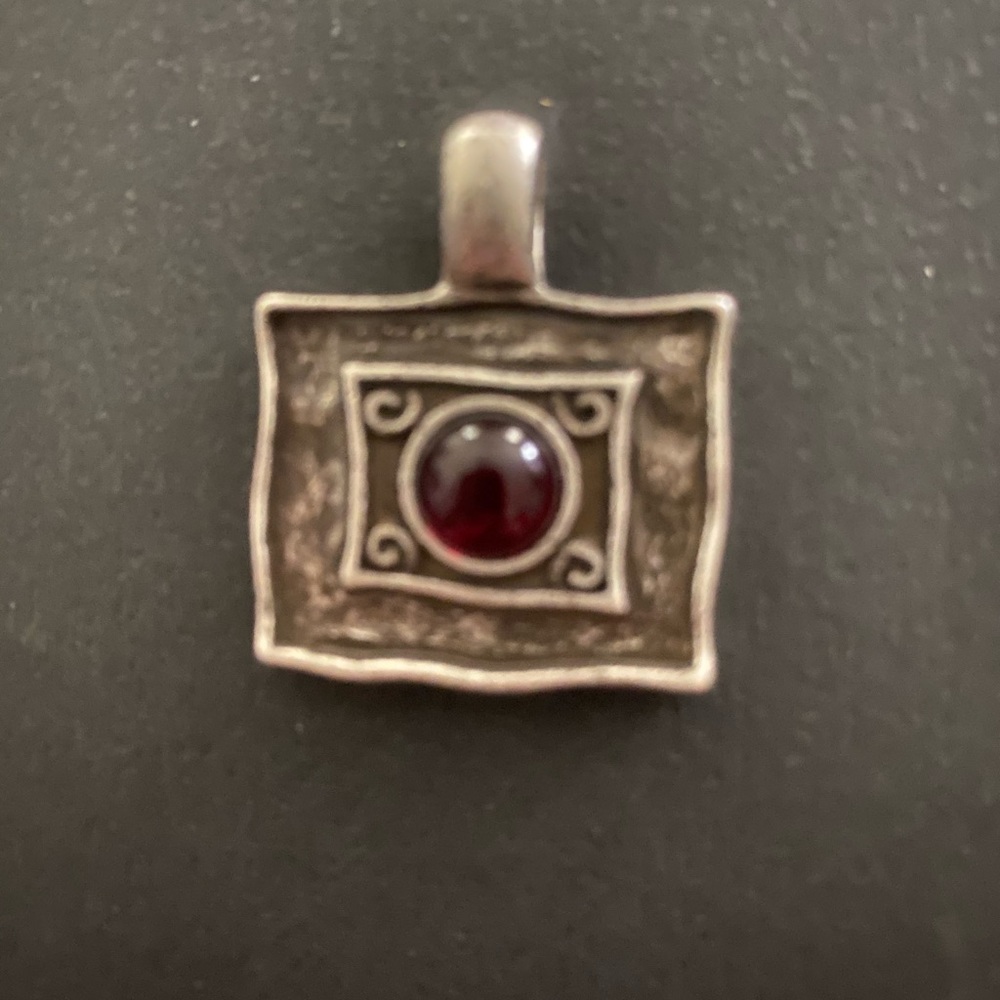 Beautiful pendant with amethyst stone!